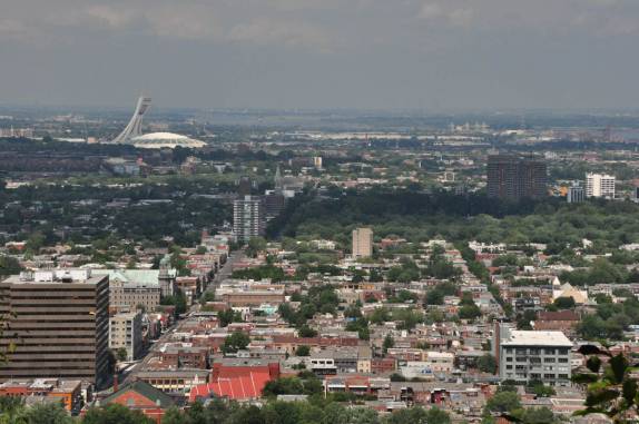 Vista do alto do Mont Royal, em Montreal, no Canadá, com o estádio Olímpico ao fundo